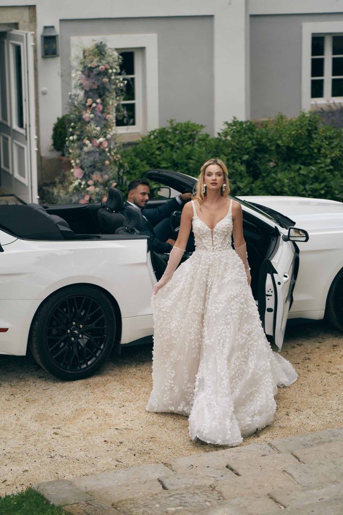 In questa immagine il modello Mia che fa parte della collezione di abiti da sposa By Ola La 2024 del brand Annais Bridal. Un vestito interamente ricoperto da fiori in 3D.