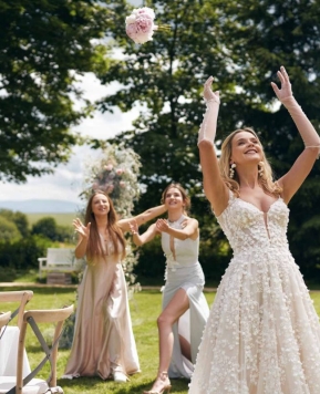 Abiti da sposa By Ola La 2024, la linea di Annais Bridal glamour e romantica