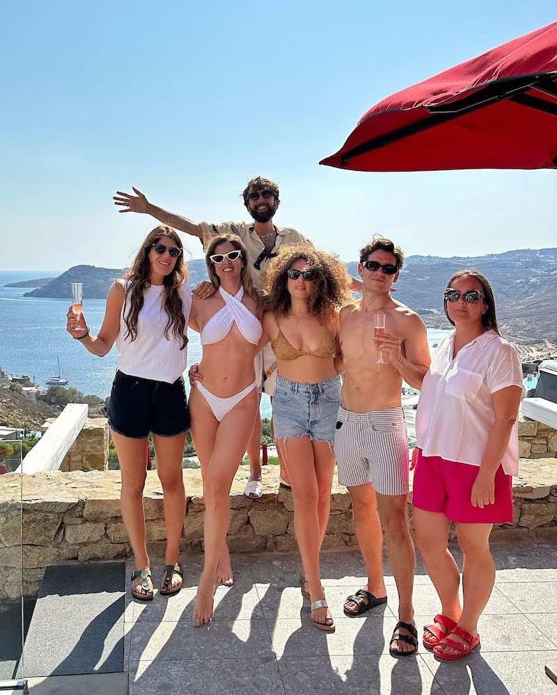 In questa foto Francesca Ferragni con alcuni amici a Mykonos durante il suo addio al nubilato