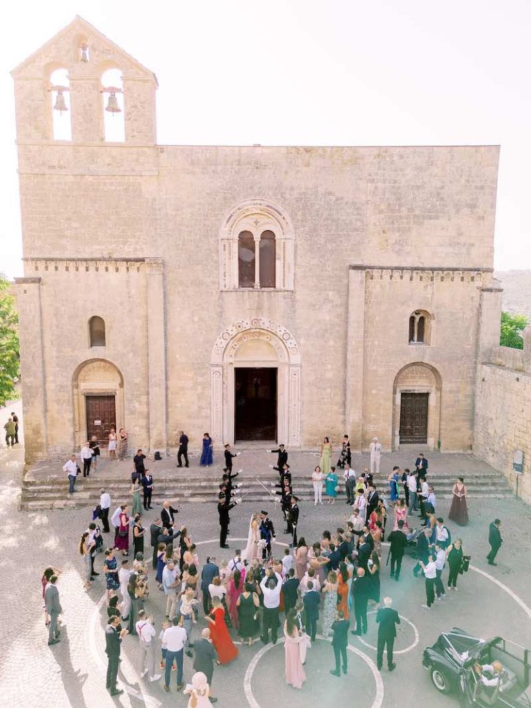 In questa foto la chiesa del matrimonio di Gabriele e Cecilia inquadrata dall'alto con gli ospiti radunati all'uscita degli sposi