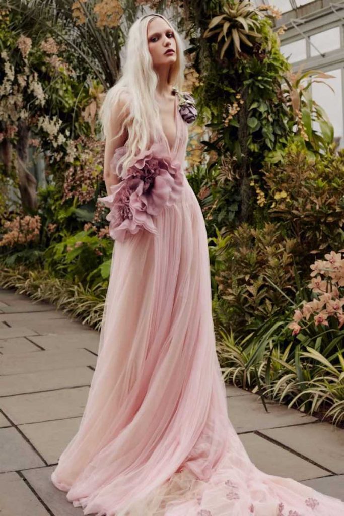 In questa foto una modella indossa un abito da sposa di tulle di colore di Vera Wang perfetto per un matrimonio stile Barbie