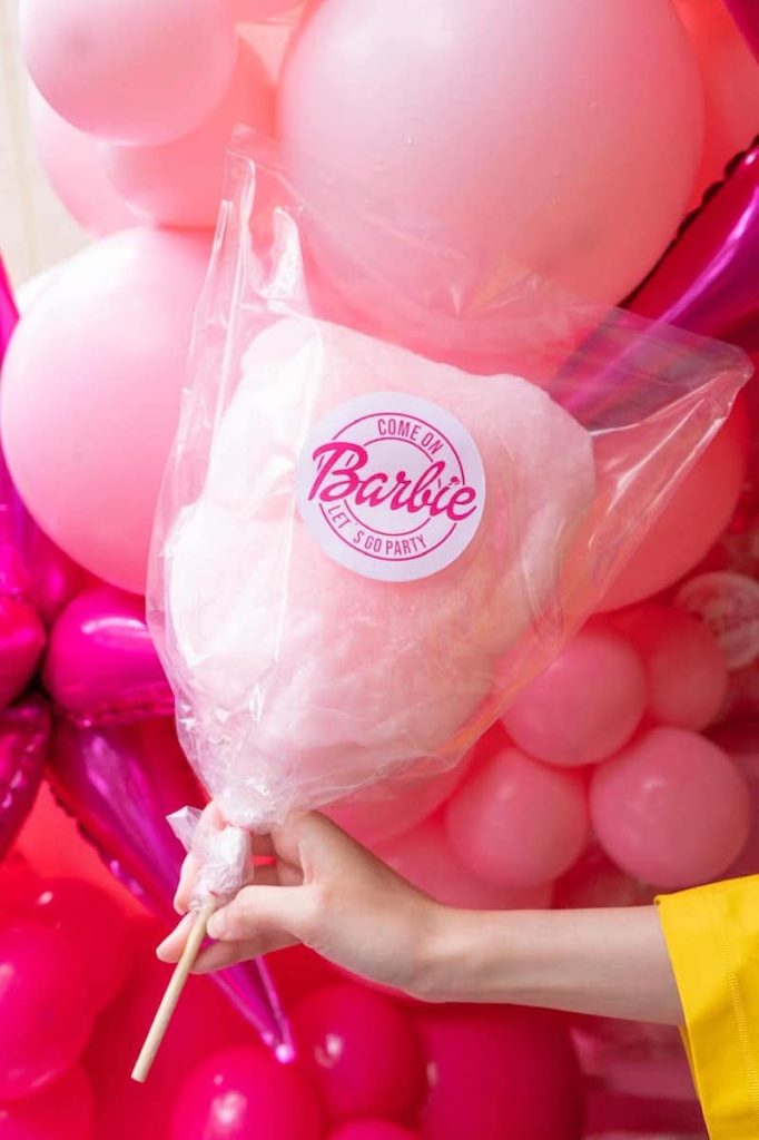In questa foto un bastoncino di zucchero filato con logo "Come on Barbie, let's go party"