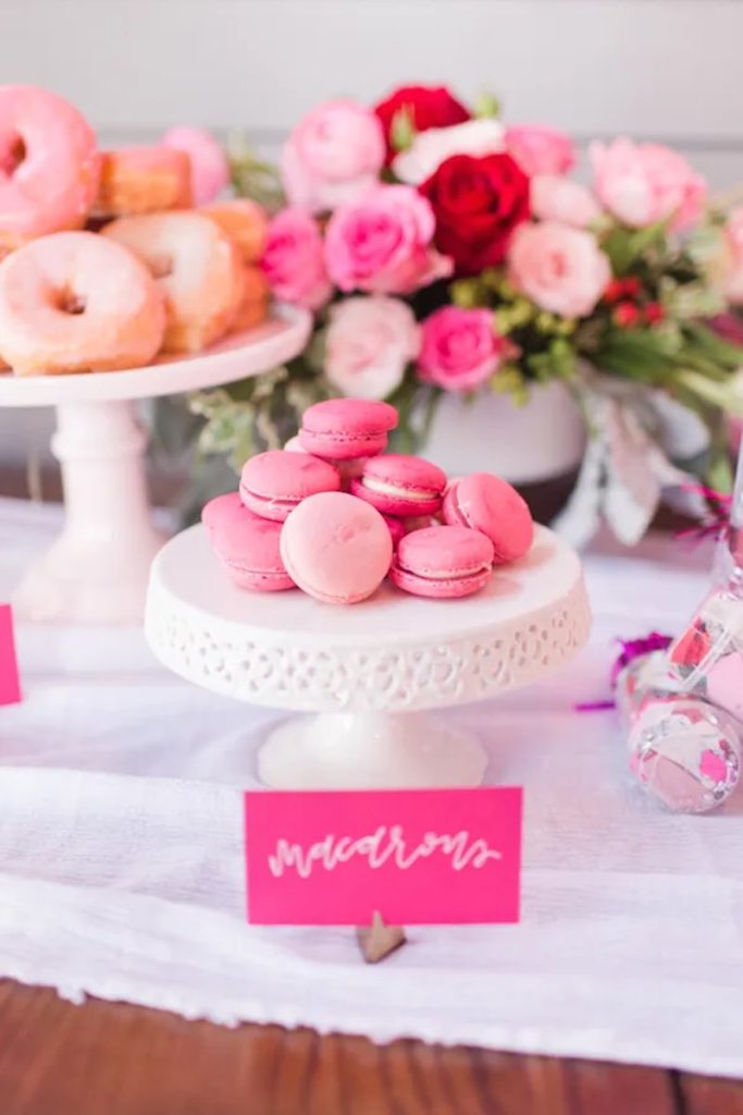In questa foto un piatto di macarons di colore fucsia