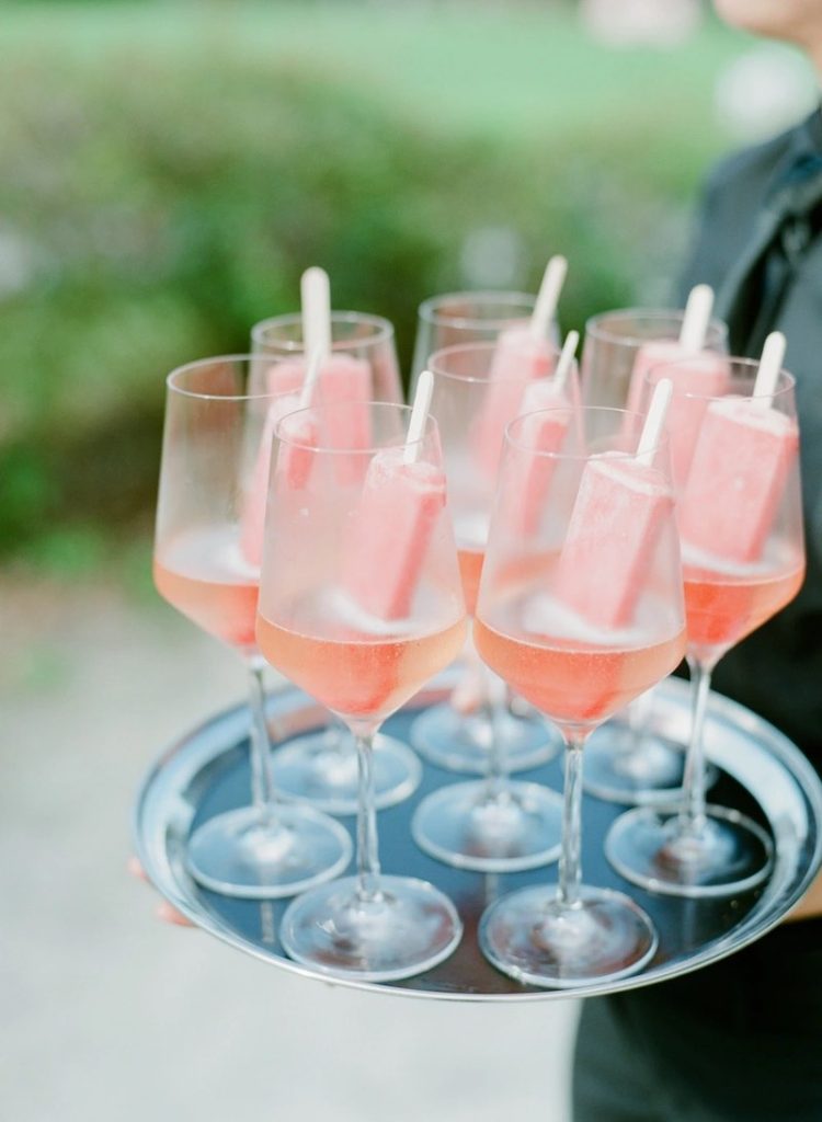 In questa foto calici di champagne rosé con gelatini abbinati per matrimonio stile Barbie
