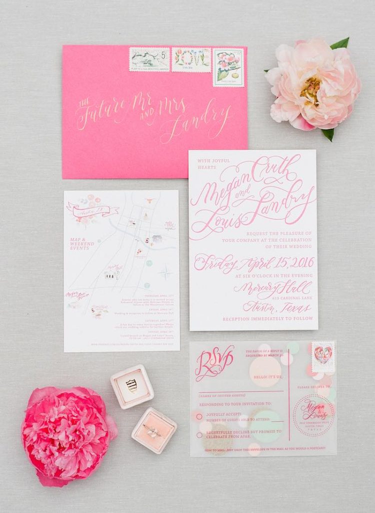 In questa foto una partecipazione matrimonio stile Barbie di colore rosa e bianca 