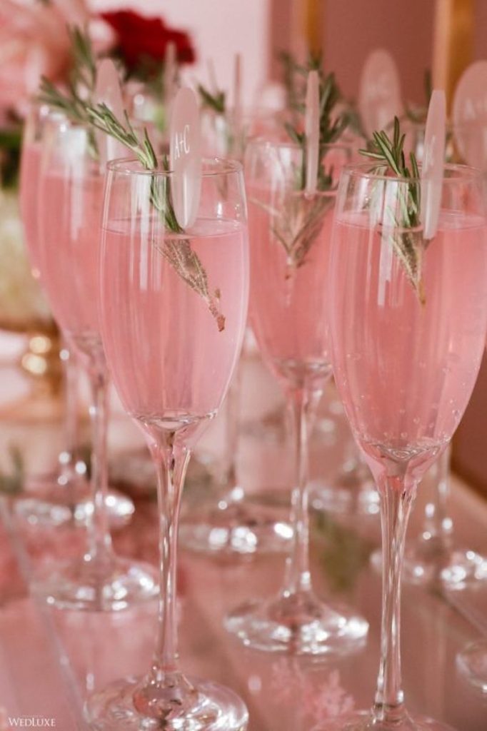 In questa foto flûte con champagne rosé 