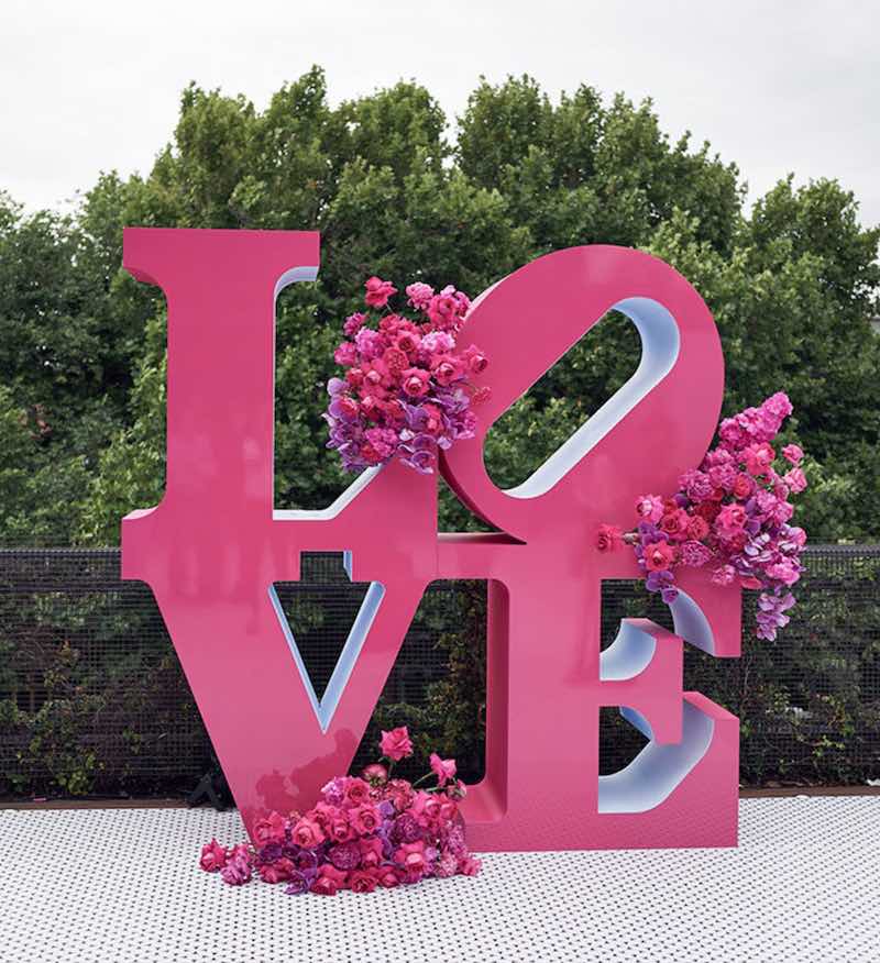 In questa foto una Love Sculpture di colore fucsia decorato con fiori abbinati