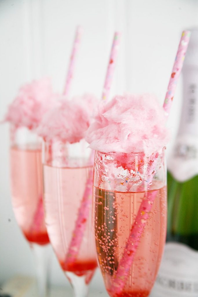 In questa foto un Cocktail Cotton Fizz di colore rosa 