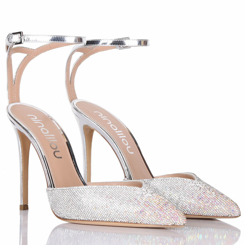 In questa foto un paio di décolleté sparkling, con cinturino alla caviglia e tallone scoperto, di Ninalilou. Sono perfette per la sposa, ma anche per un look da cerimonia