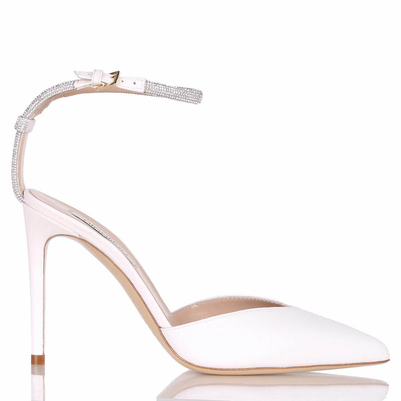 In questa foto una classica décolleté bianca con cinturino silver. Fa parte della collezione di scarpe da sposa Ninalilou