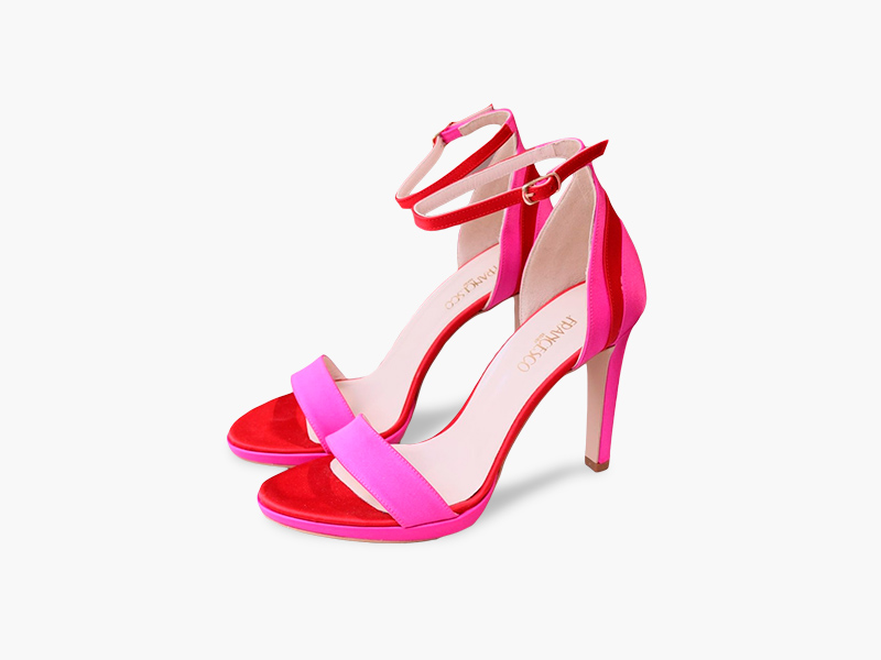 In questa foto un paio di sandali con cinturino alla caviglia e piccolo plateau sotto la suola di Francesco Italy: il modello è bicolor, fucsia Barbie e rosso