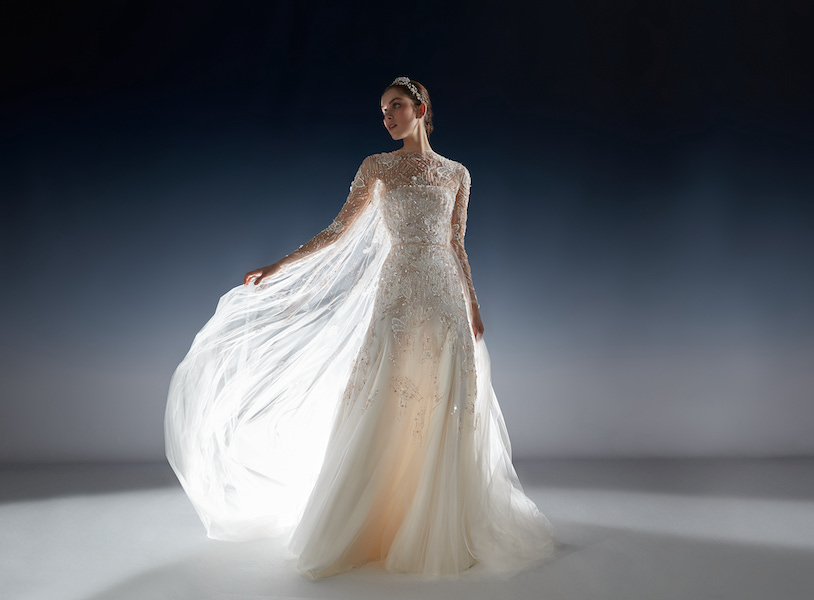 In questa foto una modella posa indossando l'abito da sposa Shangai della collezione White Gold 2024