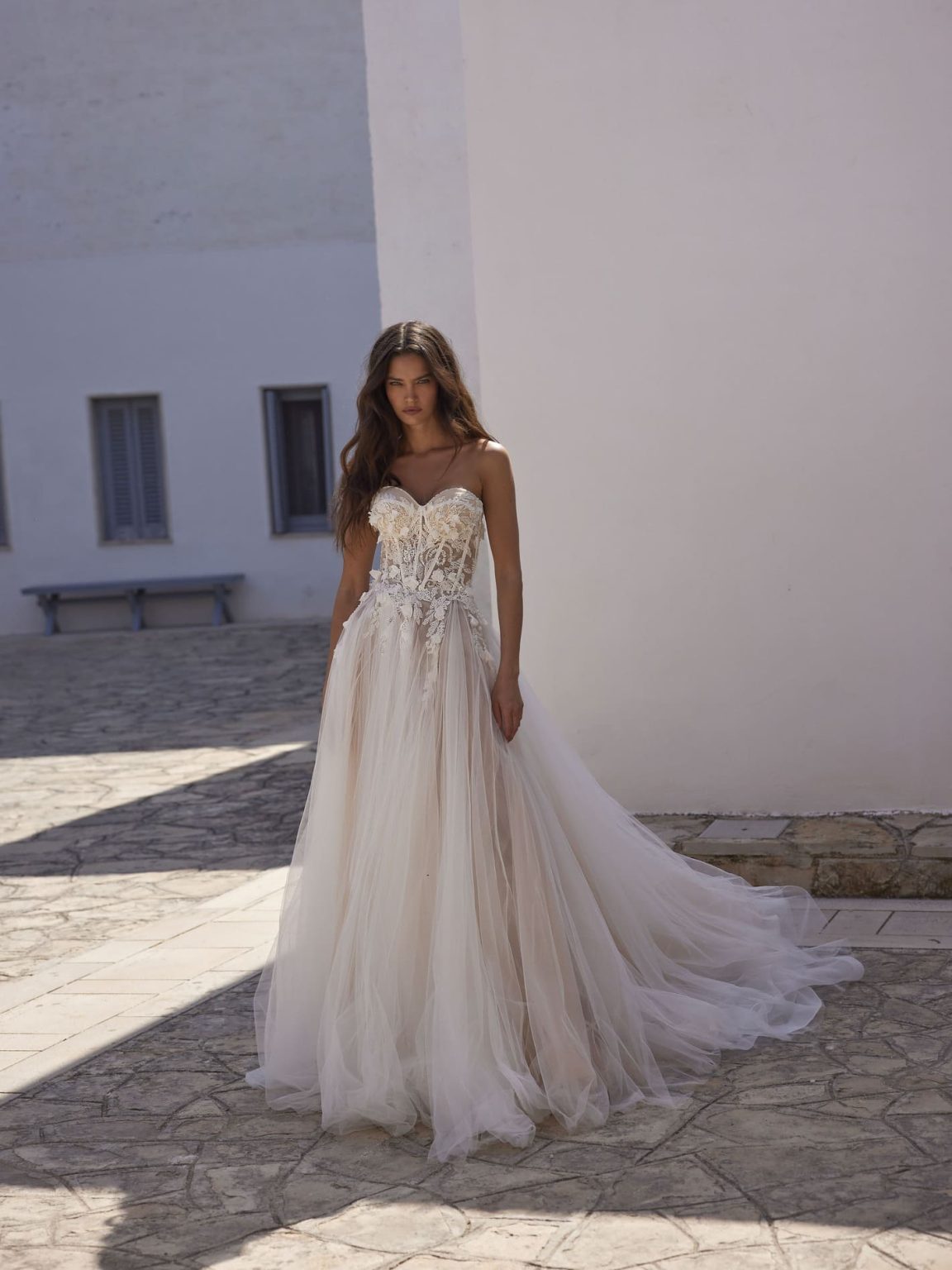 Abiti da sposa scivolati 2024 tra linee essenziali e dettagli di stile
