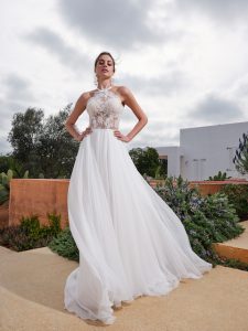 Abiti da sposa scivolati 2024 tra linee essenziali e dettagli di stile