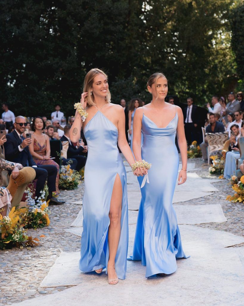 In questa immagine Chiara Ferragni al matrimonio della sorella Francesca, cammina mano nella mano con Valentina, la sorella minore. 