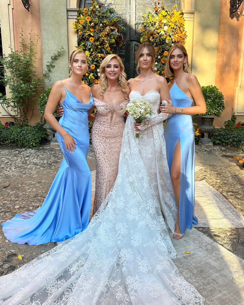 In questa immagine Chiara Ferragni con le sorelle, Francesca e Valentina, e la mamma Marina.