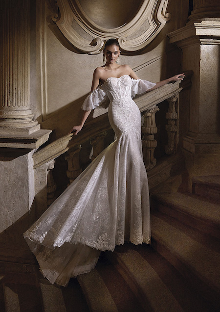 In questa foto un abito da sposa seducente 2024 di Pronovias Prinvée 2024