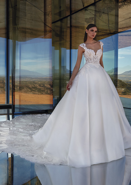 In questa foto uno dei modelli principessa di Jewels, la linea di abiti da sposa Pronovias Privée 2024