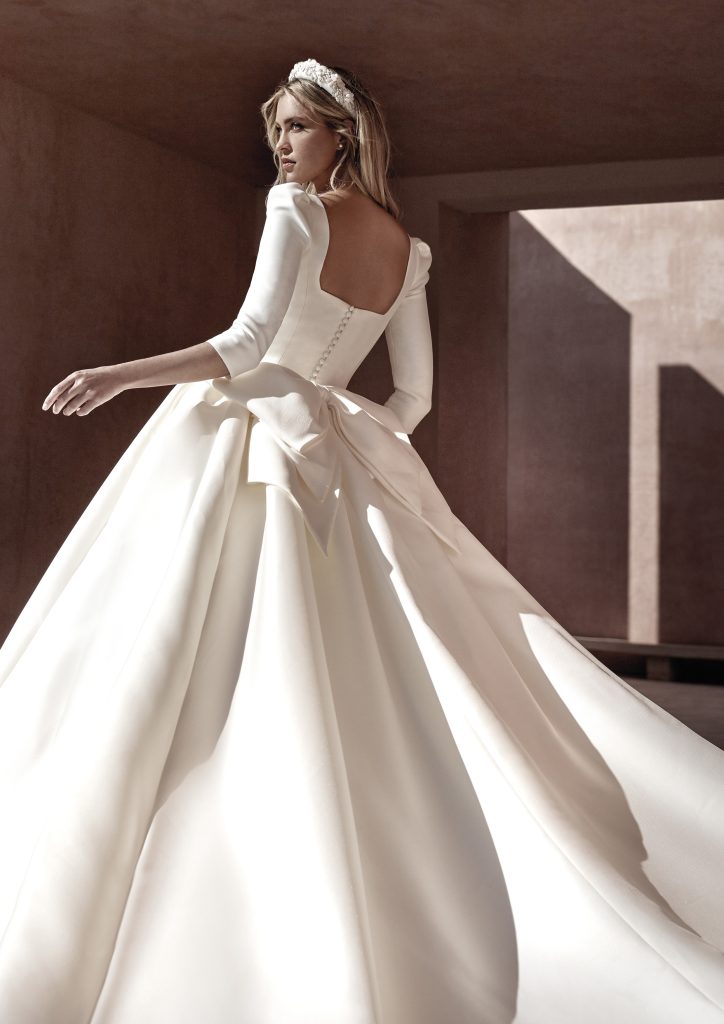 In questa immagine un abito da principessa della collezione sposa Pronovias 2024