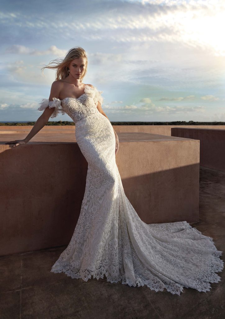 In questa immagine un abito da sposa interamente ricamato in pizzo. 