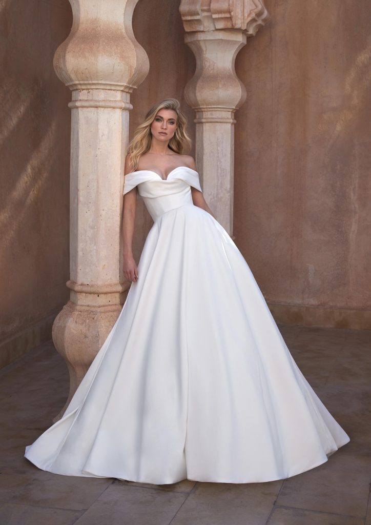 In questa immagine un abito da principessa della collezione sposa Pronovias 2024