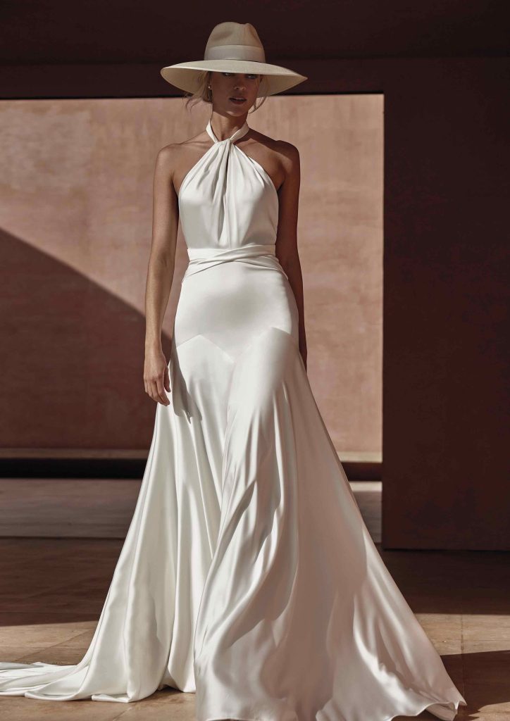 In questa immagine un abito minimal della collezione sposa Pronovias 2024