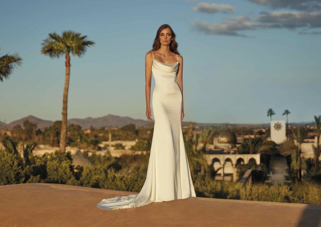 In questa immagine un abito minimal della collezione sposa Pronovias 2024