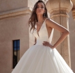 Collezione sposa Pronovias 2024, abiti glamour e dal quid internazionale