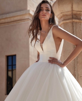 Collezione sposa Pronovias 2024, abiti glamour e dal quid internazionale