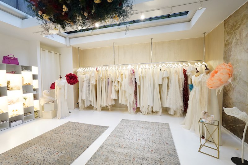 In questa foto l'atelier Le Fate Milano con gli abiti del brand in esposizione