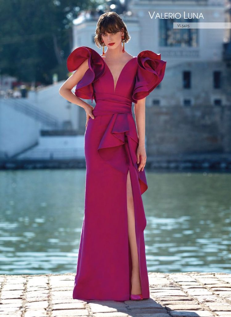 In questa foto un abito da cerimonia lungo color porpora di Valerio Luna in vendita presso i Magazzini D'Amico a Palermo