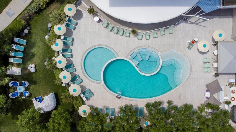 In questa foto la vista dall'alto delle piscine del Blu Suite Resort