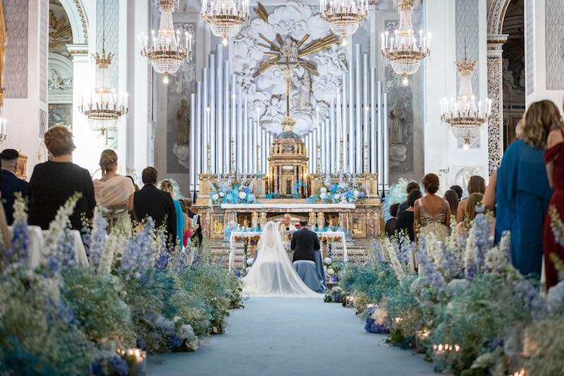 In questa foto una chiesa allestita per un matrimonio dalla Wedding Planner Jenny Scalera con composizioni floreali lungo la navata e all'altare