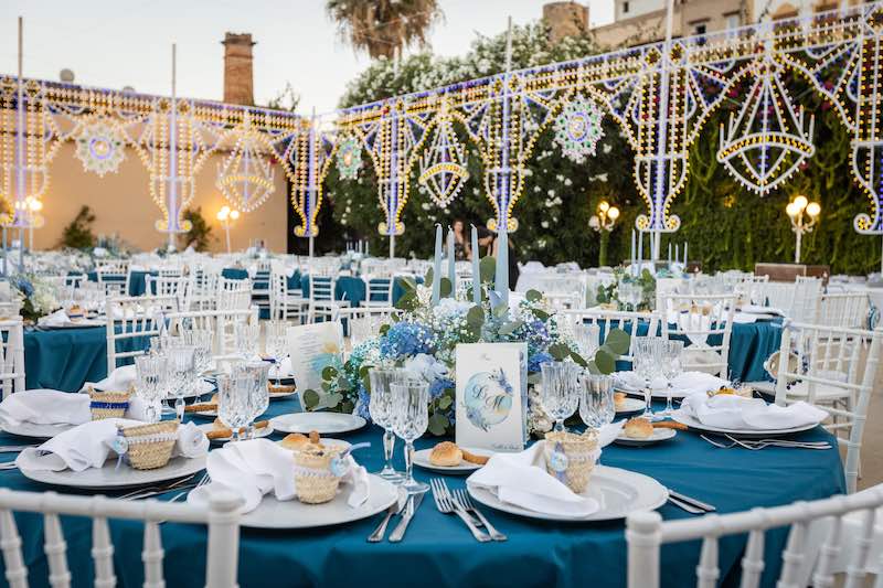 In questa un allestimento di nozze della Glamour Wedding Stylist Jenny Scalera realizzato sulla terrazza del Castello di Solanto nei toni del blu e dell'ottanio