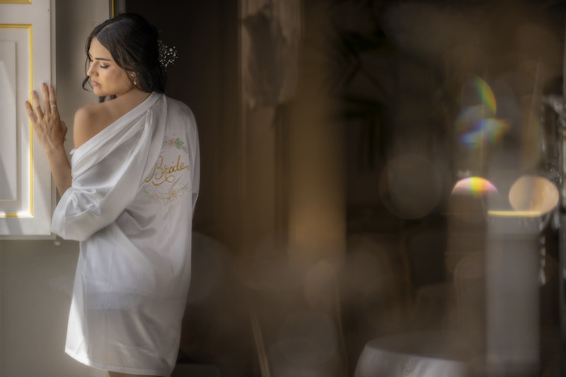 In questa foto una modella posa indossando un kimono personalizzato realizzato dalla Glamour Wedding Stylist Jenny Scalera