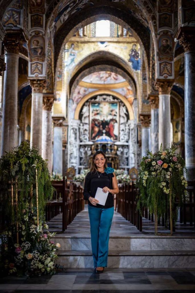 In questa foto la Glamour Wedding Stylist Jenny Scalera all'ingresso di una chiesa di Palermo allestita per un matrimonio