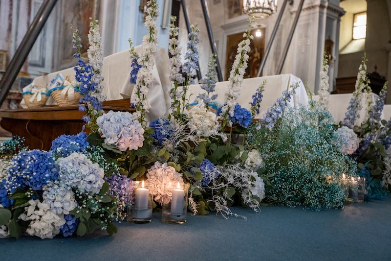 In questa foto il dettaglio dell'allestimento di una chiesa per matrimonio nei toni del blu
