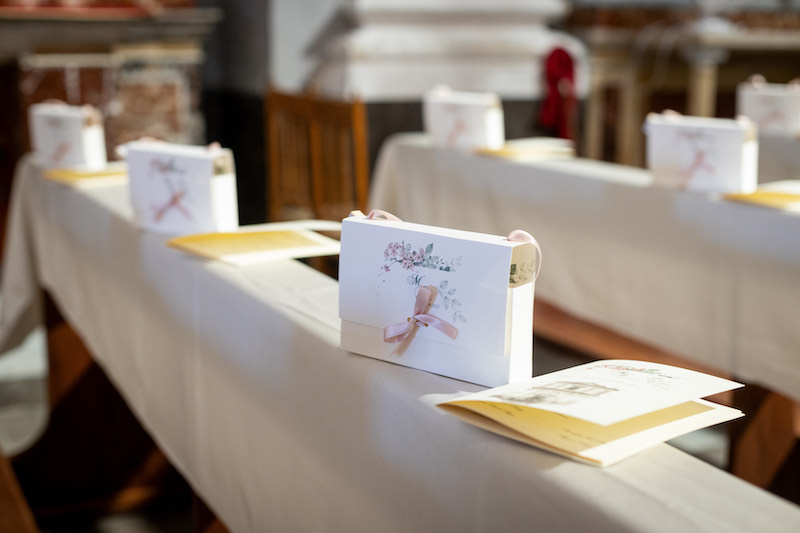 In questa foto alcune Wedding Bag realizzate dalla Wedding Planner Jenny Scalera nei toni del rosa posizionate su alcuni banchi della Chiesa 