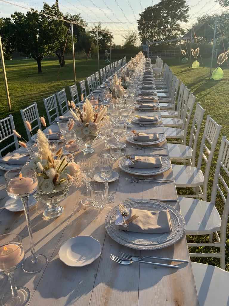 In questa foto una mise en place in stile elegante realizzata dalla Wedding Planner Sonia Gatti nel giardino di Corte Vittoria