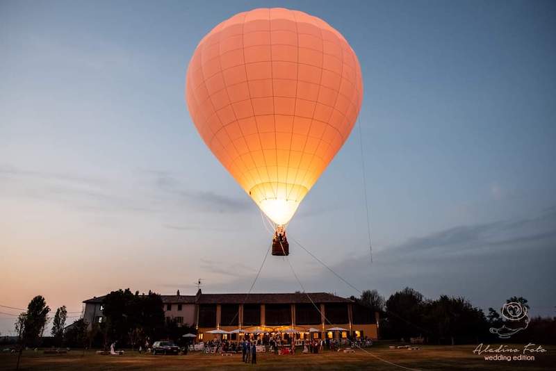 In questa foto uno dei matrimoni a Tenuta Corte Vittoria con una mongolfiera in volo controllato sullo spazio destinato al ricevimento