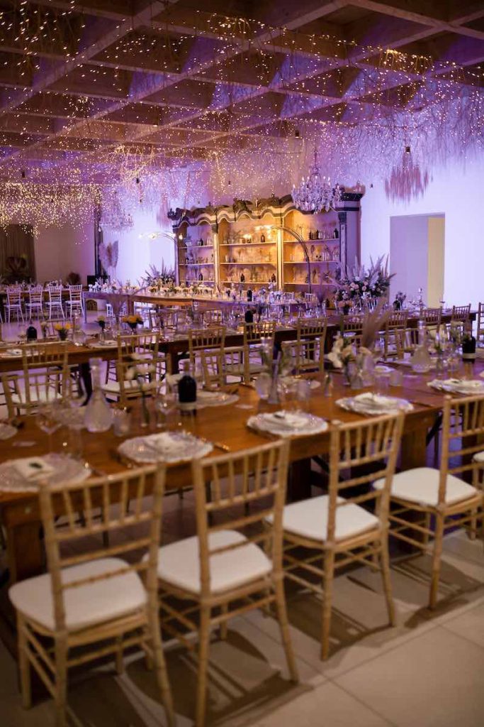 In questa foto la sala del ricevimento di nozze di Alice e Michele decorata con un tetto di luci e sedie chiavarine di colore dorato