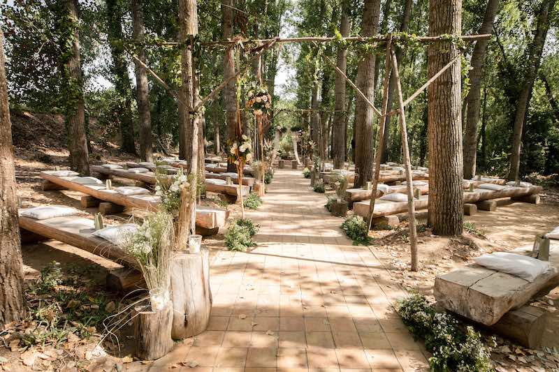 In questa foto lo spazio della cerimonia di nozze di Alice e Michele nel bosco di Tenuta Savoca