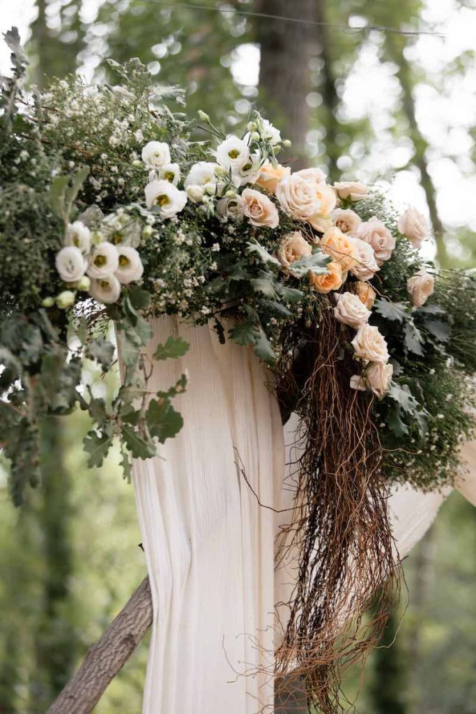 In questa foto il dettaglio di fiori sull'arco del matrimonio di Alice e Michele allestito dalla Wedding Planner Luisa Mascolino