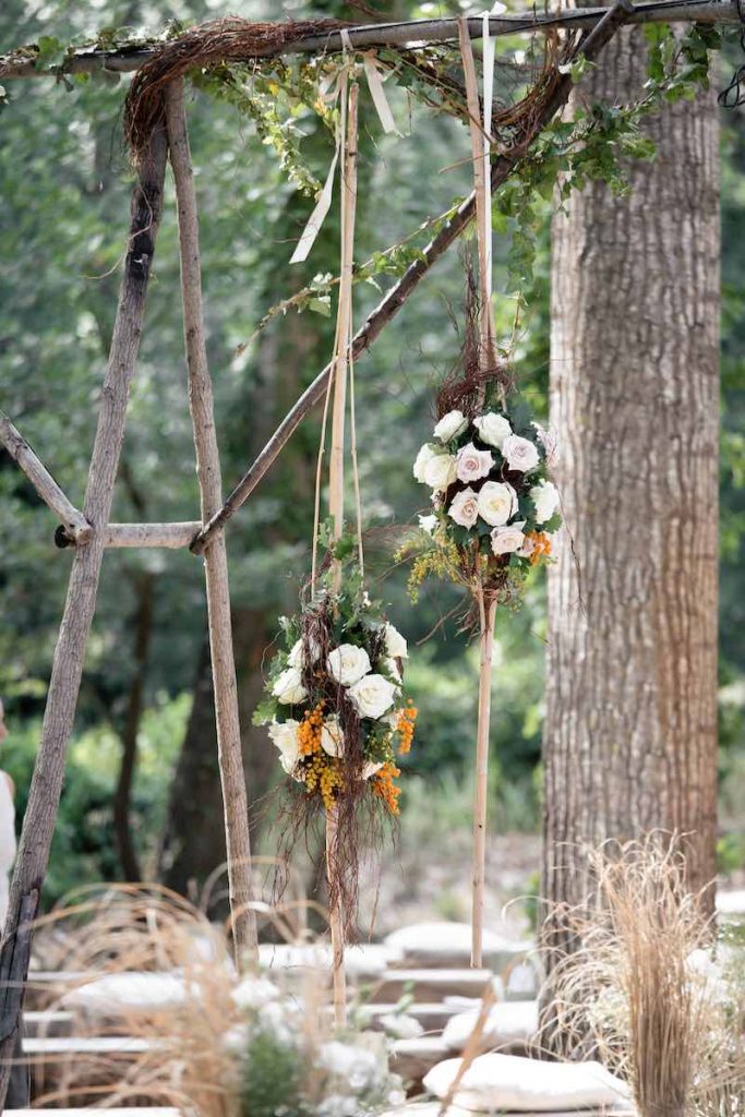 In questa foto due composizioni di fiori del matrimonio di Alice e Michele firmato dalla Wedding Planner Luisa Mascolino