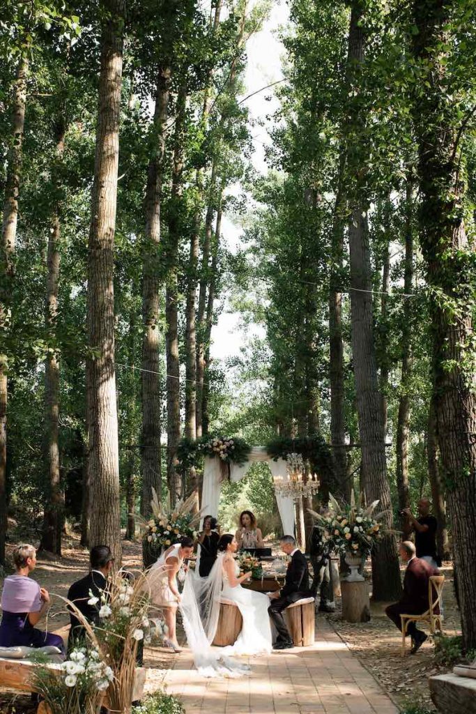 In questa foto la cerimonia di matrimonio di Alice e Michele nel bosco di Tenuta Savoca