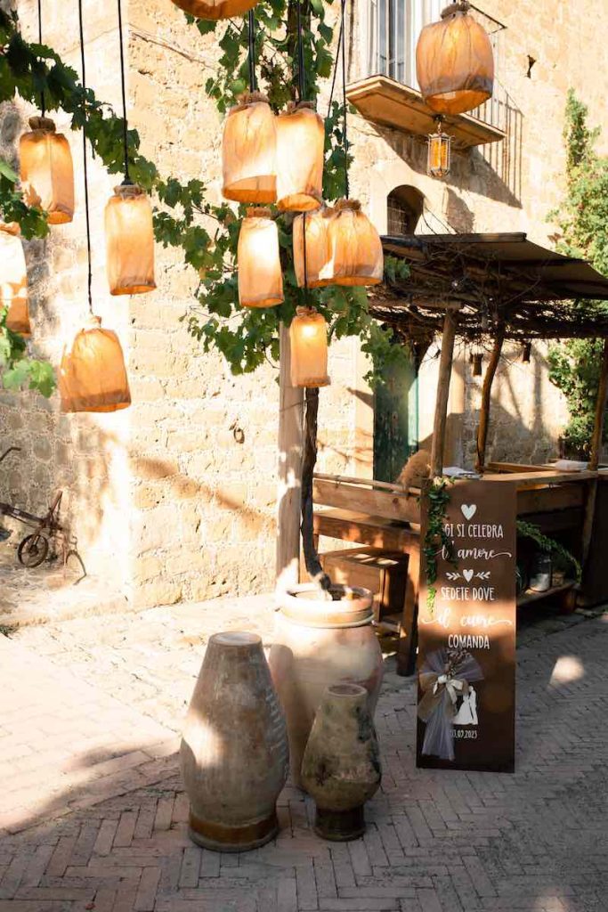In questa foto lo spazio del ricevimento di nozze di Alice e Michele con il Welcome Table Mariage decorato con lanterne di carta