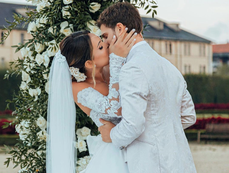 In questa foto il bacio finale dopo il matrimonio di Gessica Notaro con Filippo Bologni