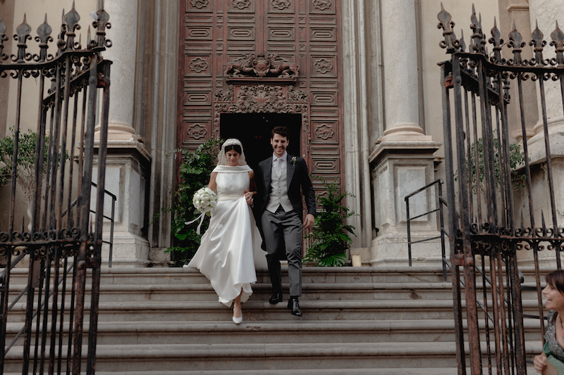 In questa foto gli sposi Elena e Nicola scendono la scalinata della chiesa di Sant'Ignazio all'Olivella al termine della cerimonia nuziale