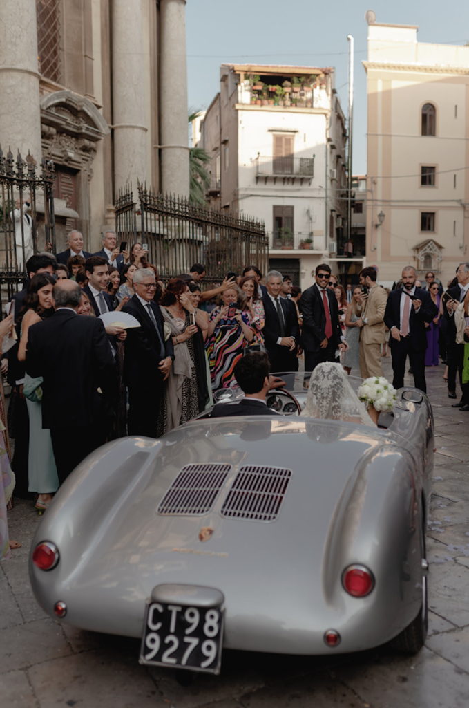 In questa foto gli sposi Elena e Nicola a bordo di una Porsche vintage grigio perla