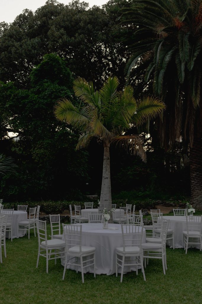 In questa foto tavoli matrimonio allestiti sul giardino di Villa Tasca per il matrimonio di Elena e Nicola